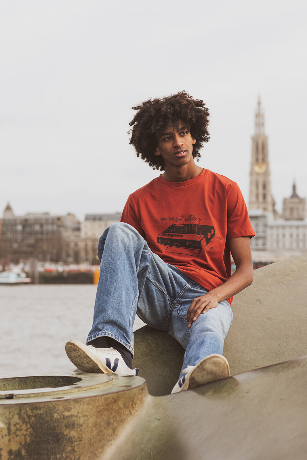 T-SHIRT ARNE CLOCKRADIO CINNABAR