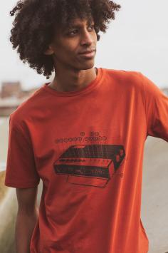 T-SHIRT ARNE CLOCKRADIO CINNABAR